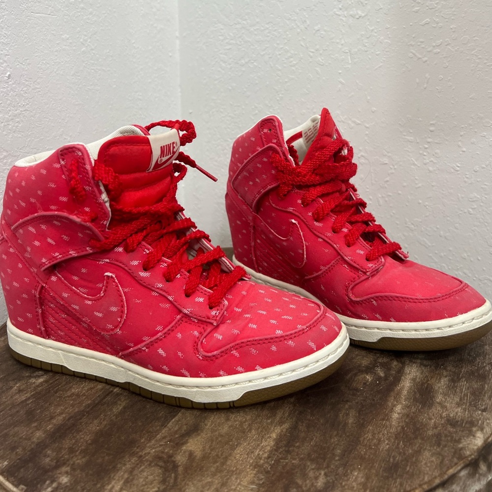 NIKE DUNK SKY HI - 7.5 Hidden Wedge Sneaker Red